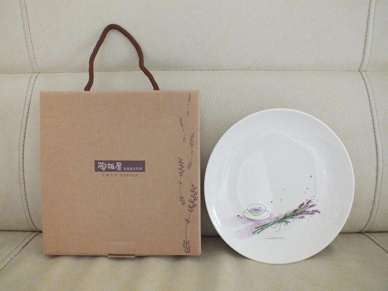 ZK011《陶板屋和風創作料理》紀念品 典雅插畫薰衣草瓷盤禮盒 / 適合送禮，可當雜貨擺飾