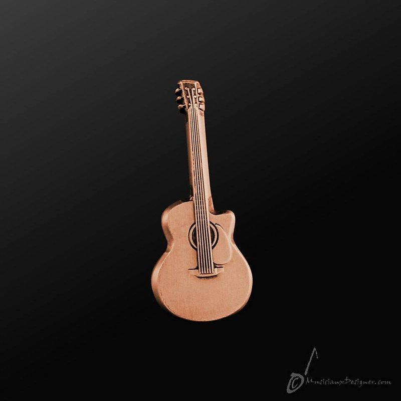 小叮噹的店-別針 MD品牌  全新 木吉他 Acoustic Guitar 古銅色 香港進口 精品 禮物 胸針 設計款 