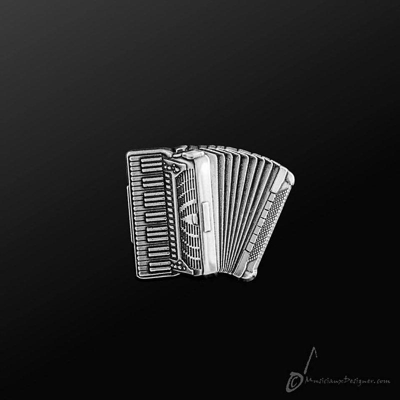 小叮噹的店- 別針 MD品牌  全新 手風琴 Weltmeister Piano 銀色 香港進口 胸針 設計款 