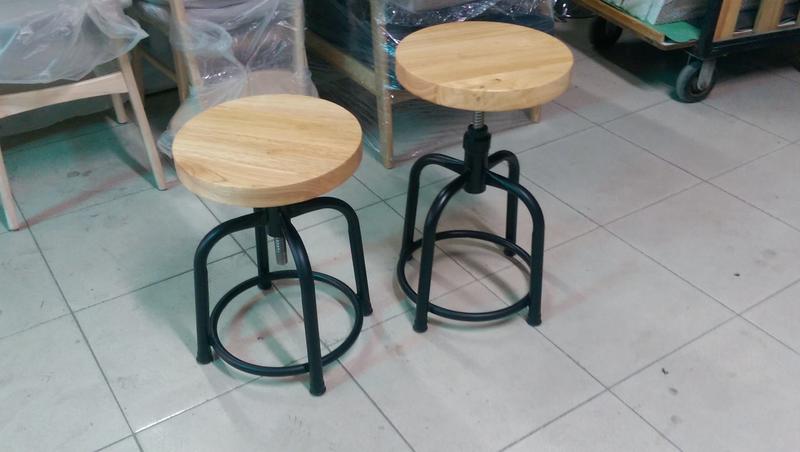 [台中餐桌椅製造] 旋轉升降圓凳  厚實的實木材質