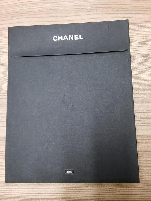 Chanel 黑色硬質紙袋 外觀有幾滴水痕/裝印刷品/尺寸: 15*18.6公分