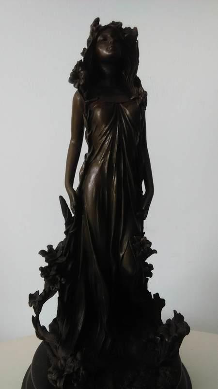 花の女神雕像 (by Aldo Vitaleh)