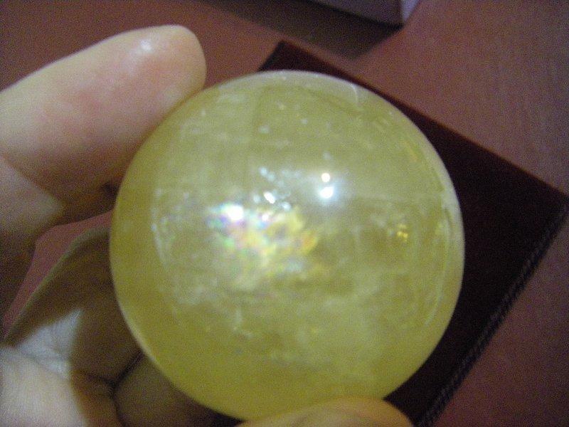 彩虹黃水晶球 ~~ 天然透亮 黃冰水晶球 ~~ 透彩虹光 ~~ 非常漂亮稀少 值得收藏擺設 ~~ 【001】