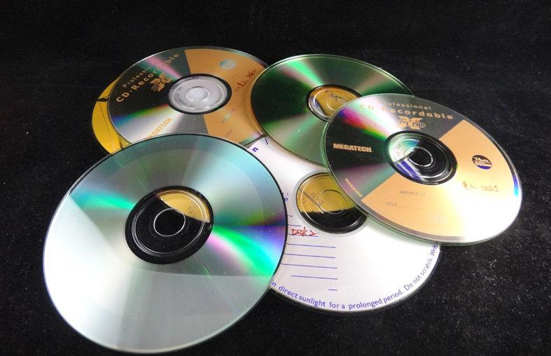 二手報廢光碟片一堆: 不挑款 2片一塊(CD表面都有寫字)