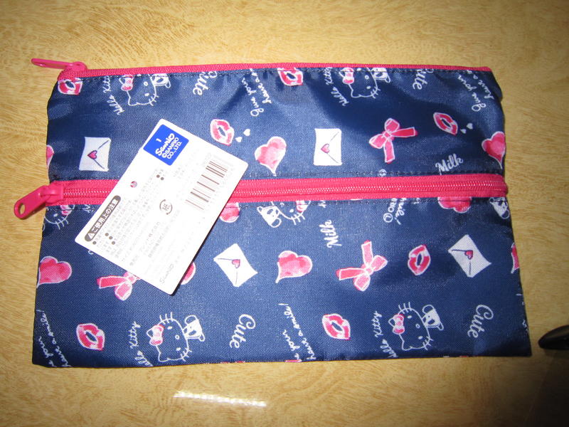 ///愛蜜莉娃娃屋///~日本正版HELLO KITTY凱蒂貓雙拉鍊小物收納包~KT化妝包---約20X12公分