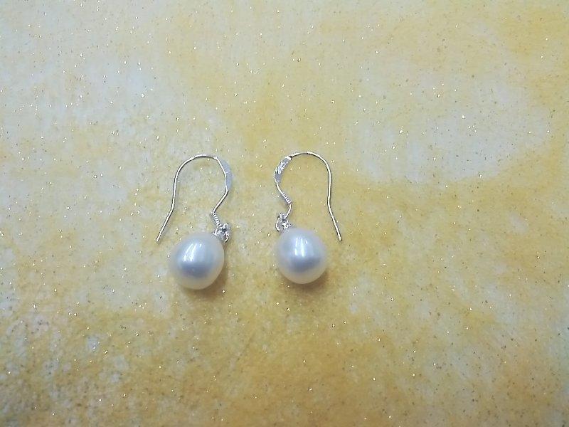 【喵小鋪】珍珠耳環 925純銀耳針 有兩種顏色可挑 流行時尚 送禮專用