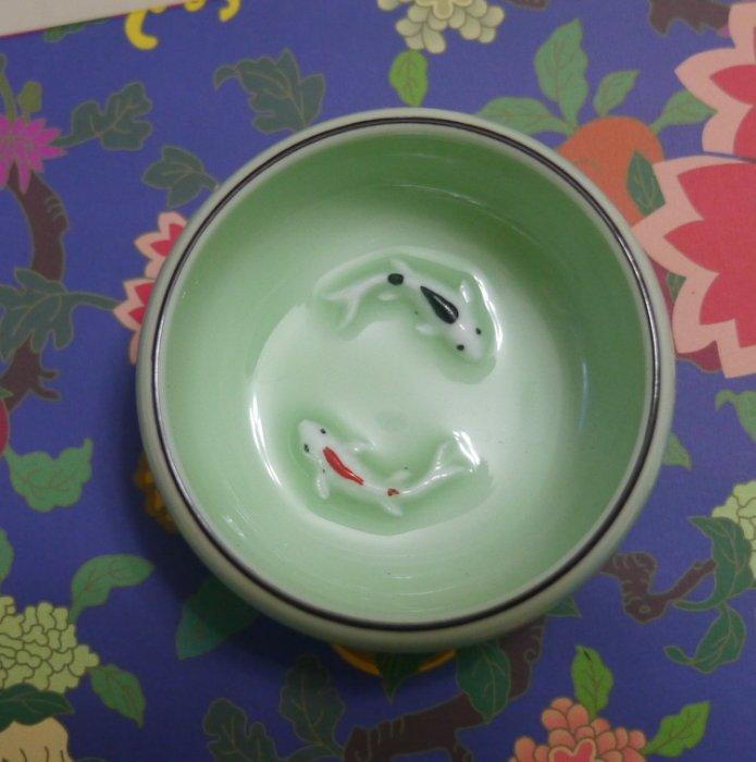龍泉青瓷茶杯 浮雕雙魚大三腳茶杯 梅子青 梅子青(綠) 羅漢杯 7.2x3.4cm雙魚杯 魚杯 青瓷浮雕鯉魚杯