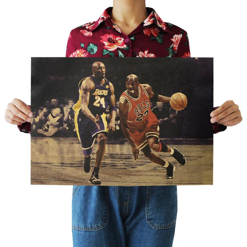 [現貨]喬丹對決科比 MJ經典籃球海報NBA球星JORDAN vs KOBE裝飾畫臥室宿舍客廳牆畫 復古牛皮紙海報咖啡廳