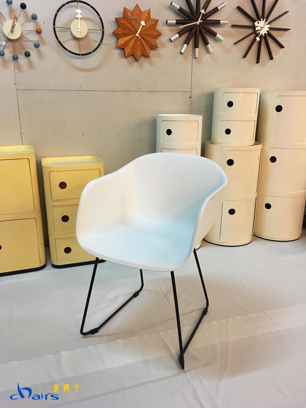 【挑椅子】北歐現代簡約 有扶手 塑料椅 塑膠椅 餐椅 書桌椅 (復刻品) 580-1 白色