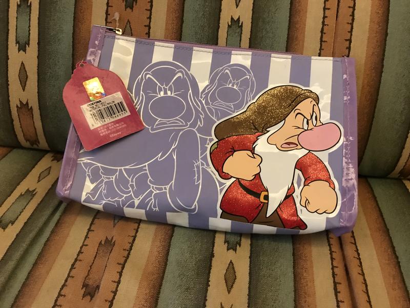 [哆啦の家] 正版 迪士尼 Disney 白雪公主 七矮人 小矮人 紫色 防潑水 化妝包 萬用包