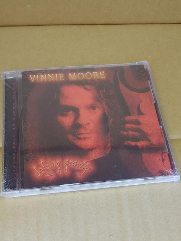 Vinnie Moore - Defying Gravity - 026245114920
