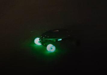 【瘋狂電鰻】[現貨] 電動滑板 70mm 綠色 LED 發光輪 1顆300元 2顆550元