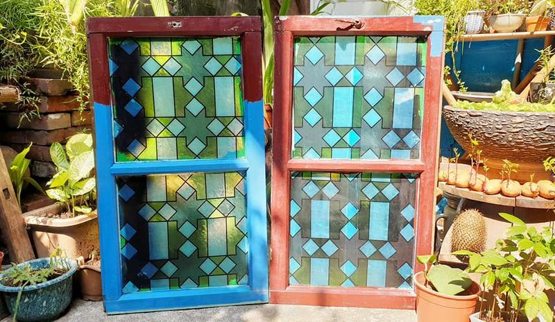 < 小院子 > 早期貼花玻璃老木窗(一對) / 老木窗