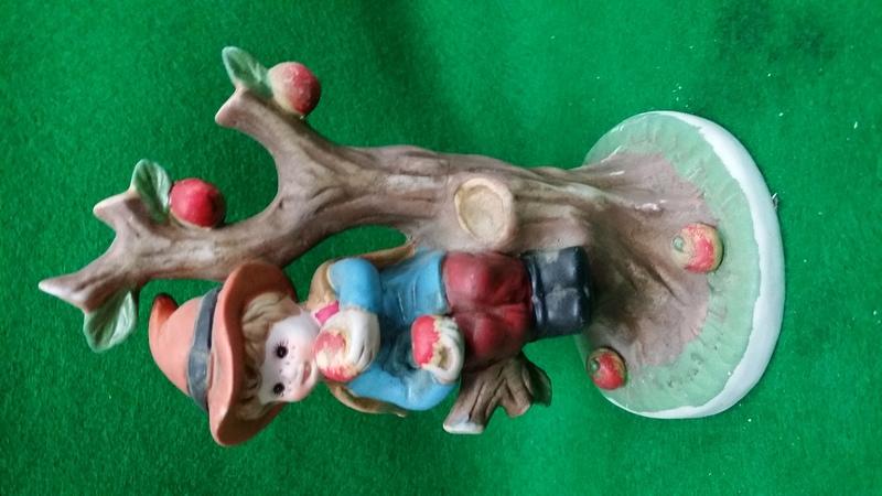 (陶瓷 收藏大放送) 陶瓷 造型 蘋果樹上的男孩 現貨特惠價!!!