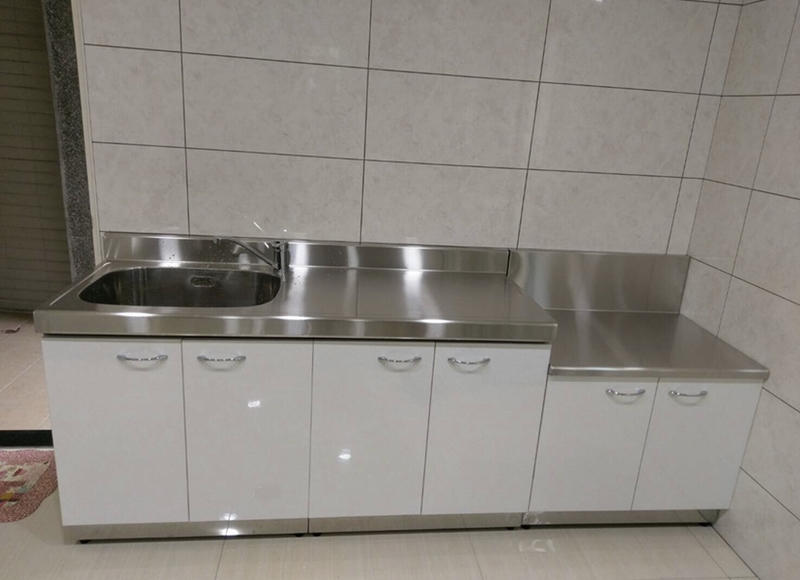 不鏽鋼廚具、下櫃二件式總長216cm。廚房流理台