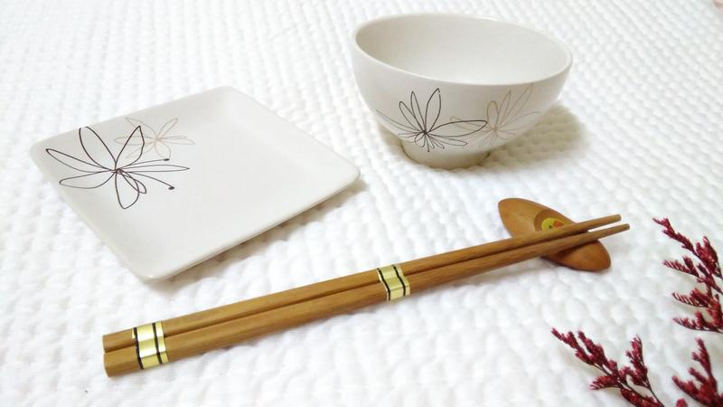 全新 EXQUISITE PORCELAIN WARE 單人碗碟筷餐具組 古樸質感極簡風格淡雅花色 碟子瓷盤瓷碗木筷筷架