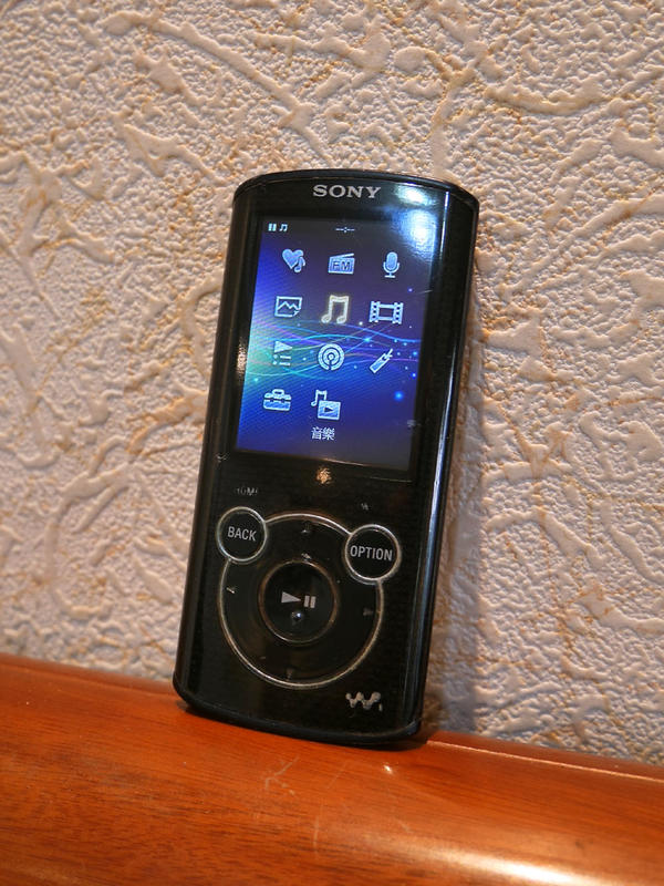+草莓罐頭+SONY Walkman 4GB NWZ-E463 黑 小瑕疵