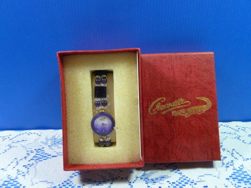 【水晶錶】全新 絕版  鱷魚錶 (圓紫框紫面) 水晶錶帶手圍可調整 附盒 尺寸:9*3.5*2.5㎝ 重量:90g 