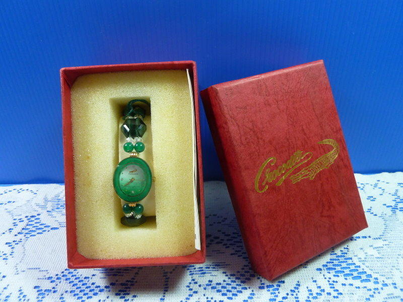 【水晶錶】全新 絕版  鱷魚錶 (橢圓綠框綠面) 水晶錶帶手圍可調整 附盒 尺寸:9*3.5*2.5㎝ 重量:90g 