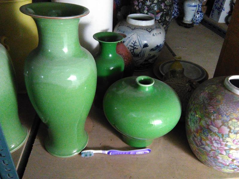 綠釉瓷瓶中  