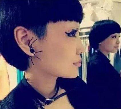 韓國最新款 蜘蛛耳環 萬聖節 仿真 整人 嚇人 搞怪 個性 龐克 街頭 時尚 流行 禮物 耳針式(單支)