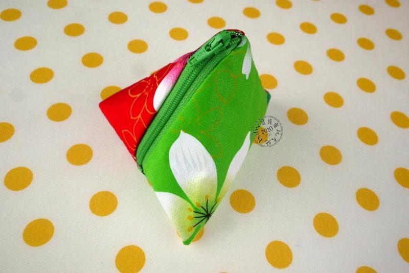 【寶貝童玩天地】【HO062-1】客家花布 粽子零錢包 粽子包 雙色款 台灣製 1個95元 - 聖誕款