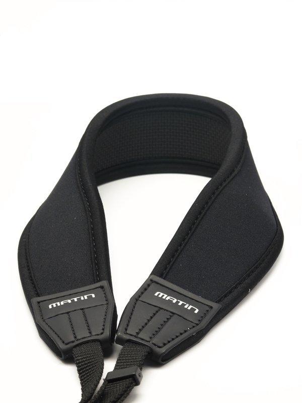 我愛買#韓國馬田Matin減壓相機背帶(黑色彎型人體功學寬版)海棉彈性分散壓力微單反相機減壓背帶相機防滑背帶M-6780