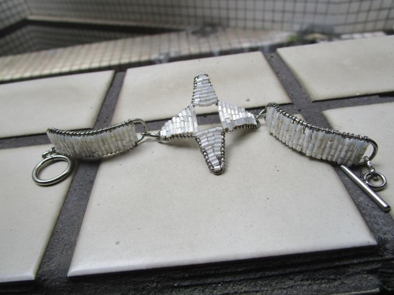 【妹妹的店】 現代手工編織 白色琉璃星形長條珠 金屬 手鍊