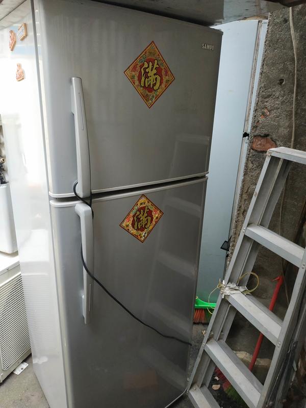 銀灰色中型冰箱