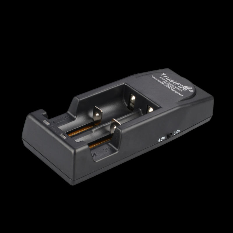 (庫存)TrustFire Tr001(黑色)鋰電池充電器18650 18350 18500兼容