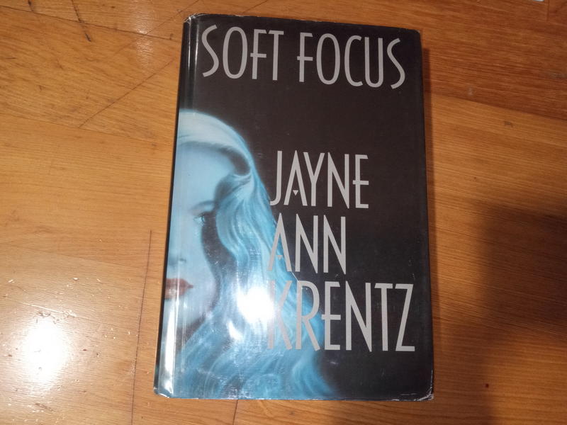 中精裝原文書【Soft Focus 柔情的焦點】Jayne Ann Krentz珍·安·克蘭茲