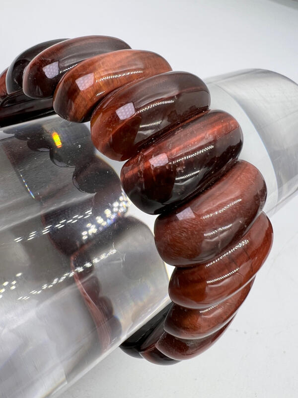 決策者的智慧石:紅虎眼石板珠,助您洞察先機,穩操勝券