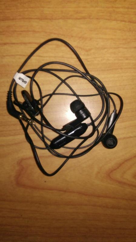 shop.ed888.org 2手手機耳機 便宜賣20元就好 運費可合併在寄件限制範圍內只收一次運費