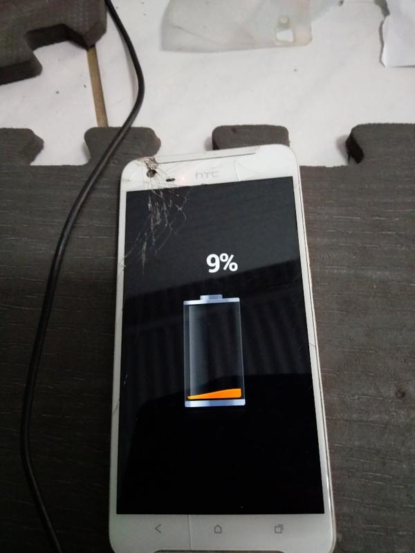 HTC-X9 X9U可充電，可開機，螢幕破。商品如圖，零件機販售，售出不退