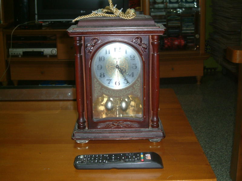 300台南 會修的可買 古董鐘(會走但不會叫外殼為木製)(下標前請先看說明)
