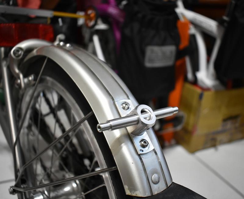 Brompton 輕量化18g 寬輪距 雙土除輪的鋁合金架 易行輪架 (不含易行輪) 一體成型