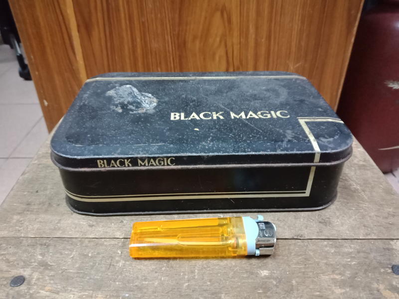 中古陳H4N早期 BLACK MAGIC 鐵盒 600元 實照整體銹斑 咖啡民宿收藏觀賞擺飾電影電視拍攝道具 有貨再下標
