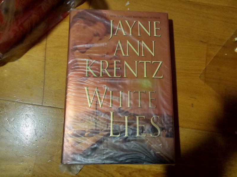 自藏書(精裝版)原文書【White Lies白色謊言 】Jayne Ann Krentz 珍·安·克蘭茲