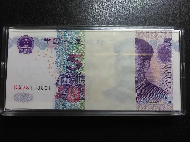 (☆約克夏☆)中國人民銀行第五版2005年伍圓055-2一刀801號段8888，100張連號，有封簽收藏盒如圖。