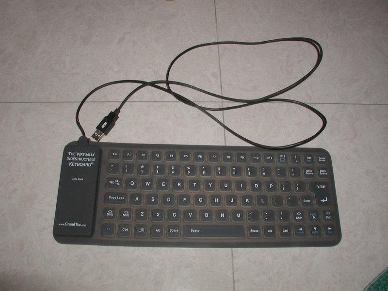 THE VIRTUALLY INDESTRUCTIBLE 矽膠軟式鍵盤~可捲好攜帶鍵盤