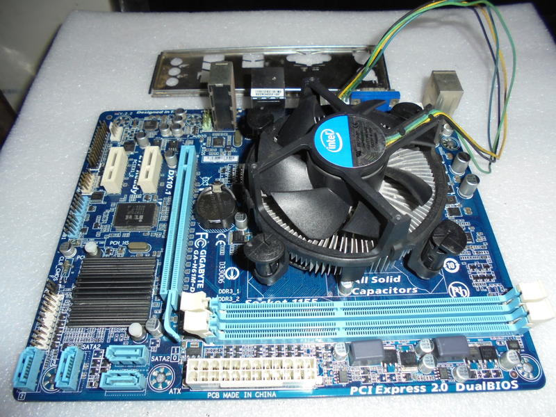 1155 技嘉主機板 GA-H61M-DS2或華碩P8H61 +CPU處理器I-5 2300 +CPU風扇 隨機出貨