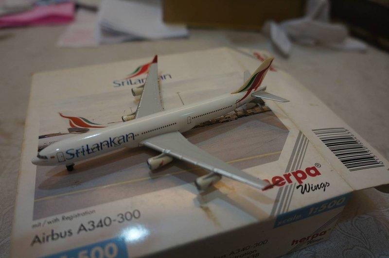---夢幻彩繪館Herpa Wings 1/500 斯里蘭卡航空 A340-300 懷舊機輪OG