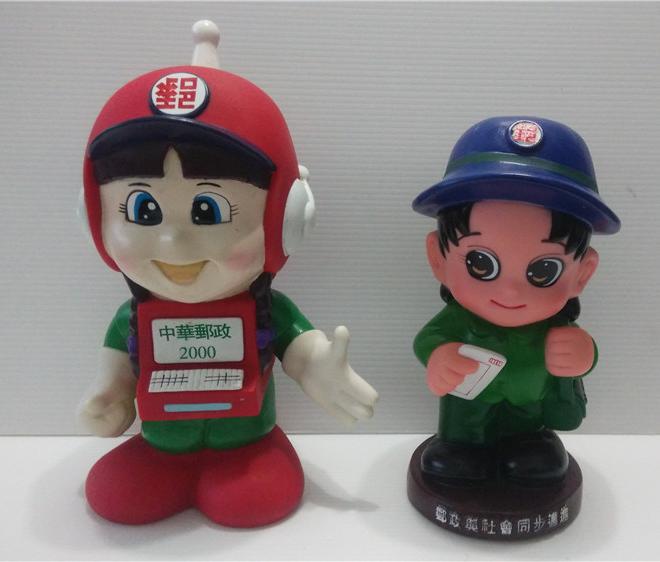 2000年中華郵政郵局絕版郵政娃娃,郵差造型撲滿公仔右邊綠衣服版