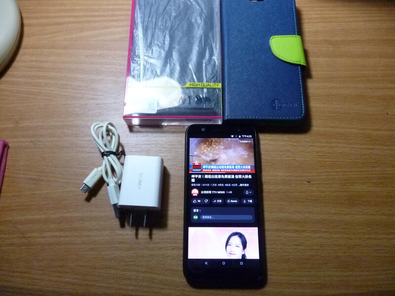 便宜賣優質智慧型手機~華碩ASUS ZenFone Live ZA550KL 5.5吋4G手機(新皮套*2+充電器)