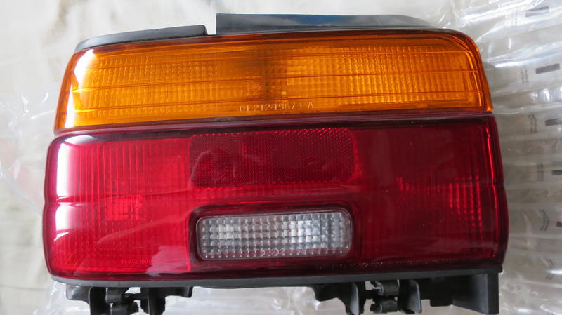 自售~豐田 TOYOTA COROLLA 1.8卡諾娜 93-97年 左邊後燈[黃紅色]~9成5新