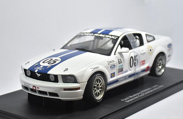 Autoart 1/18。Ford Mustang FR500C 2005#05。白彩。原盒