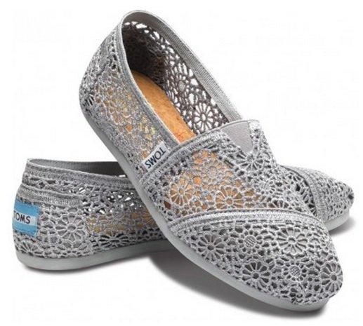美國現貨《TOMS》美國公益品牌 女鞋 經典帆布鞋 Silver Crochet Women`s Classics 銀灰色蕾絲縷空平底鞋【W8.5】
