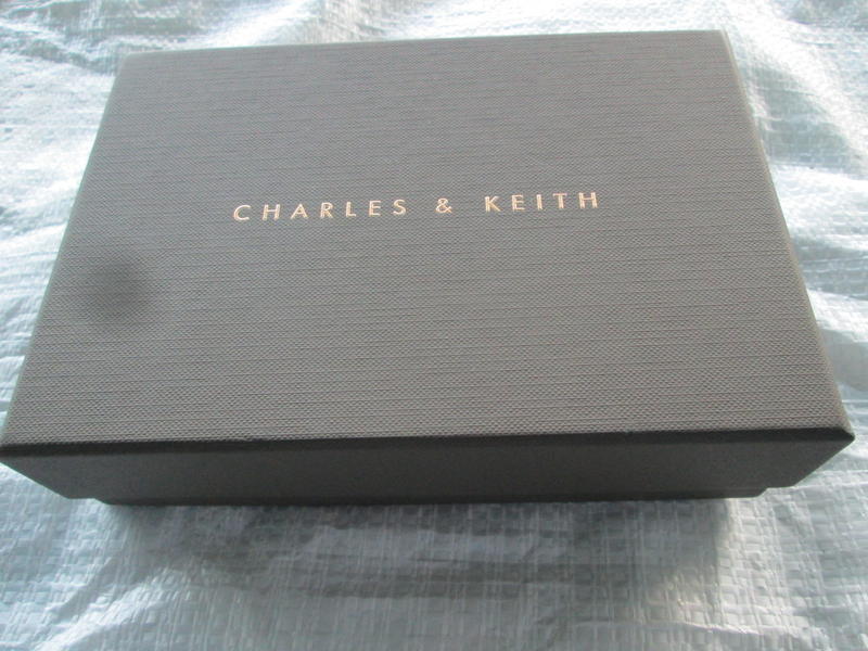 Charles & Keith 灰色硬質包裝紙盒/可裝小皮夾或卡片夾/尺寸: 17*12*4.8公分