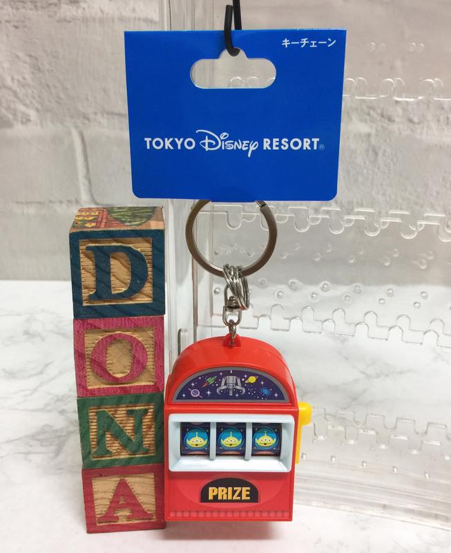 🌸Dona代購🌸現貨 日本東京迪士尼樂園限定 玩具總動員 三眼怪拉霸機造型 鑰匙圈/包包掛飾 B18