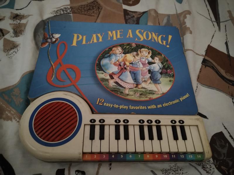 Play me a song硬皮書